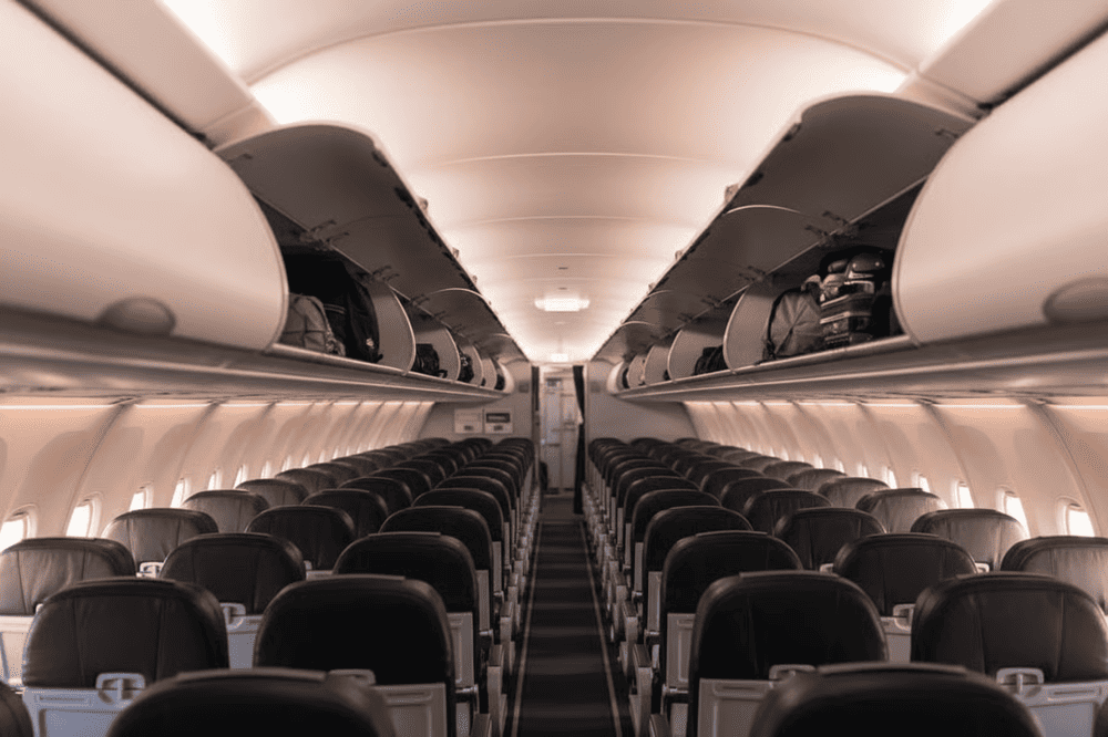 H&agrave;nh l&yacute; x&aacute;ch tay cần tu&acirc;n theo c&aacute;c quy định về trọng lượng v&agrave; k&iacute;ch thước để c&oacute; thể sắp xếp gọn g&agrave;ng tr&ecirc;n m&aacute;y bay